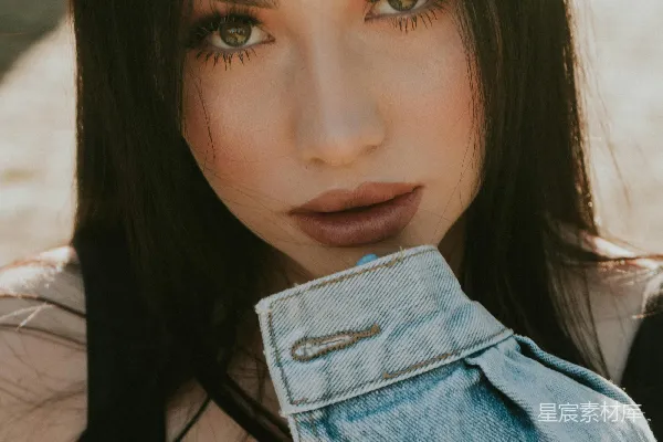 高清摄影 一个穿着牛仔夹克的人的特写镜头