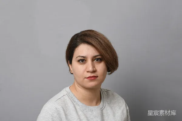 高清摄影 一个穿灰色上衣的女人正在拍照。