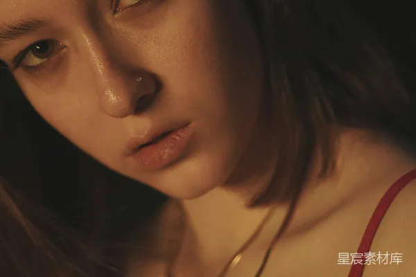 高清摄影 黑色上衣的女人正在拍照。