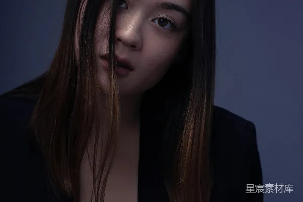 高清摄影 黑色外套的女人，棕色头发