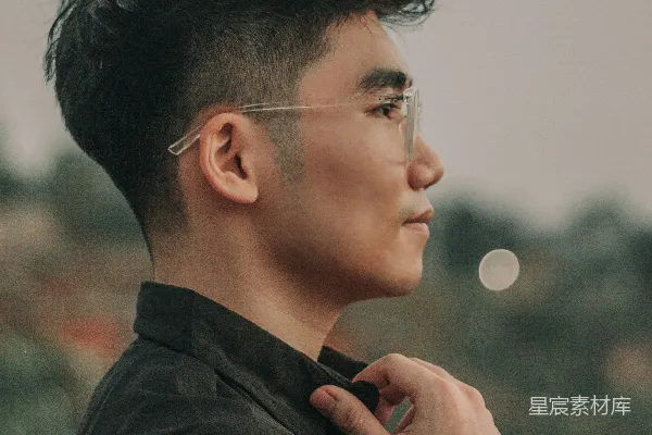 高清摄影 戴眼镜的男人望着远方。