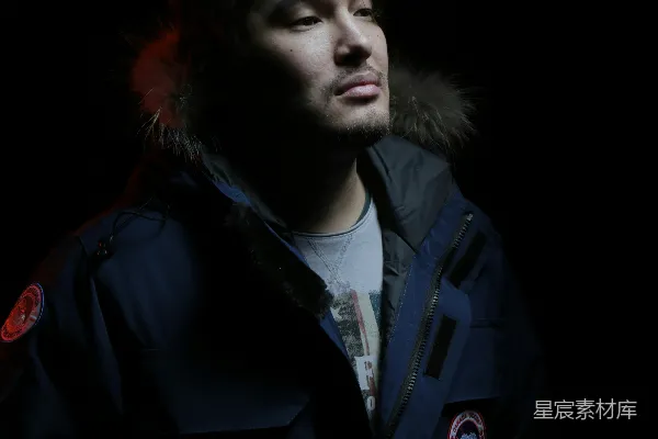 穿蓝色夹克的男人脸上有红色粉末