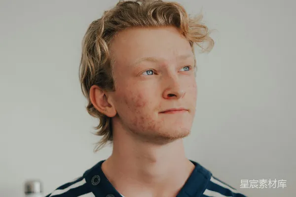 高清摄影 蓝白条纹polo衫的男人