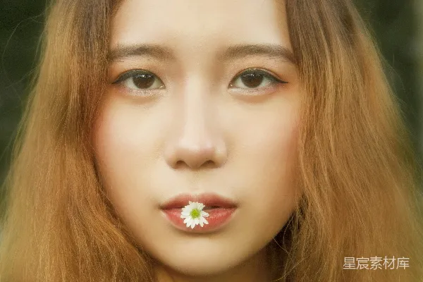 高清摄影 一头长发的女人，口中含着一朵花