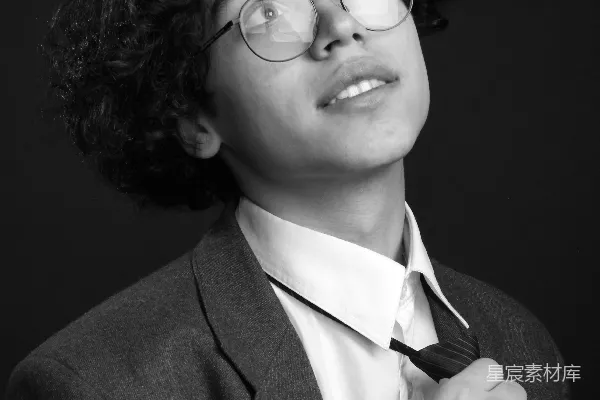 高清摄影 西装革履的男人正摆姿势拍照。