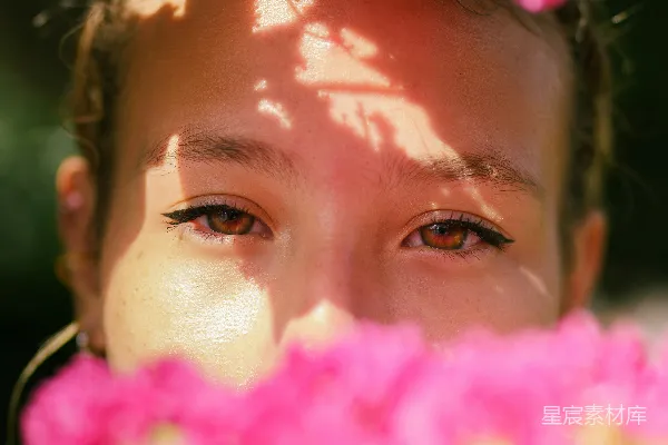 高清摄影 头上戴着粉红色花朵的女人