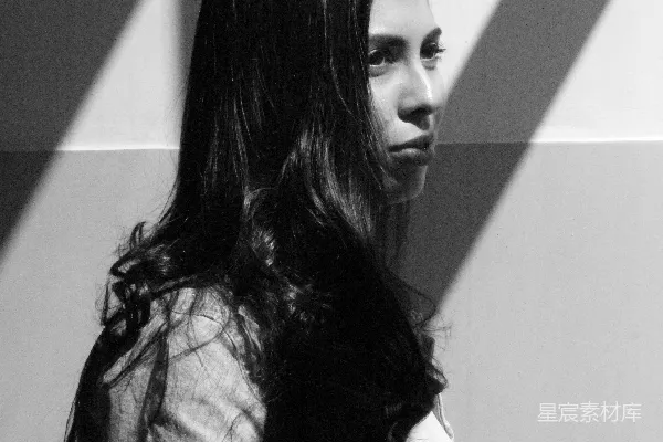 高清摄影 白衬衫黑上衣的女人