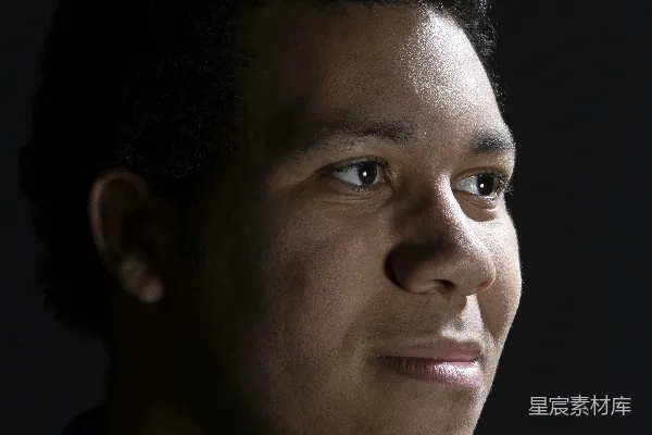 高清摄影 身穿蓝色衬衫的男人正在看向镜头。