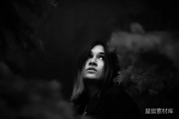 高清摄影 灰度照片中女性仰望天空