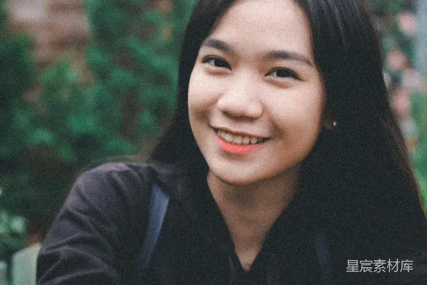 高清摄影 一位女人坐在桌子旁，双手交叉。