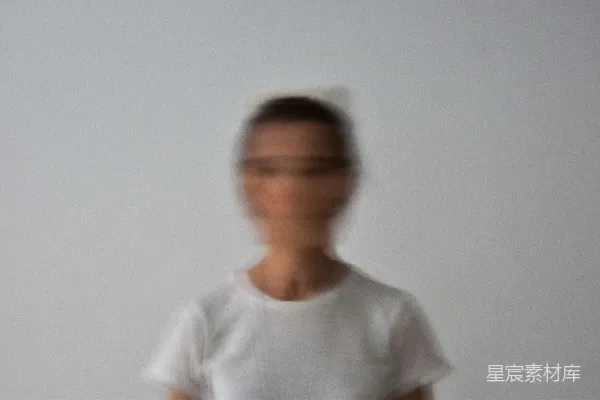 高清摄影 白色圆领T恤上衣的男人戴着眼镜