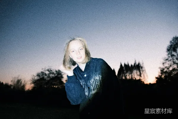 高清摄影 夕阳下的妇女站在田间。