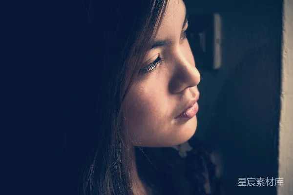 高清摄影 聚焦于女性站在白色墙壁旁的选 Photography