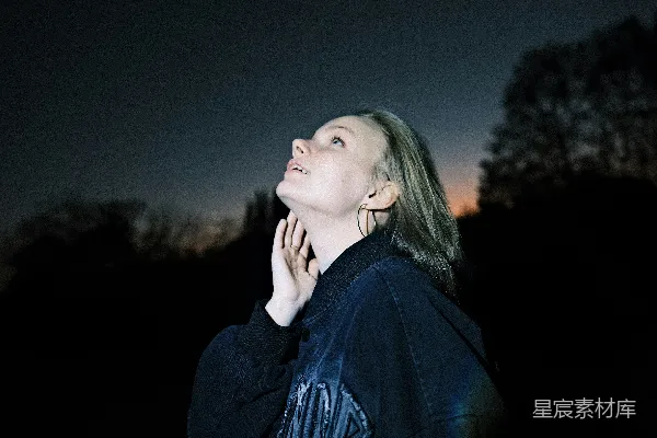 高清摄影 一个女人站在黑暗中仰望星空。