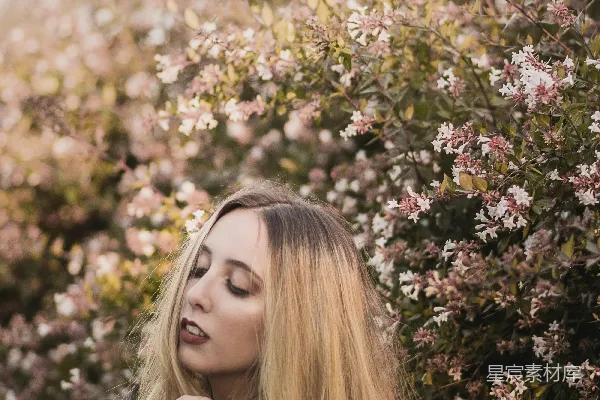 高清摄影 黑色背心的女人白天站在黄色花朵旁边。