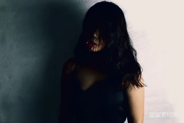 高清摄影 女人用头发遮住脸
