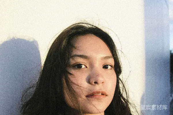 高清摄影 身穿蓝白格子和棕色衬衫的女人靠近白色的墙壁。