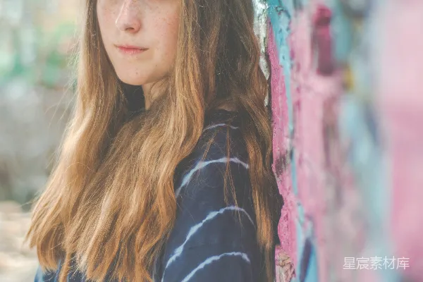 高清摄影 穿着黑色和 teal上衣的女人