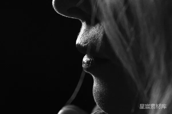 高清摄影 女人给男人脸颊上吻的照片（黑白照片）