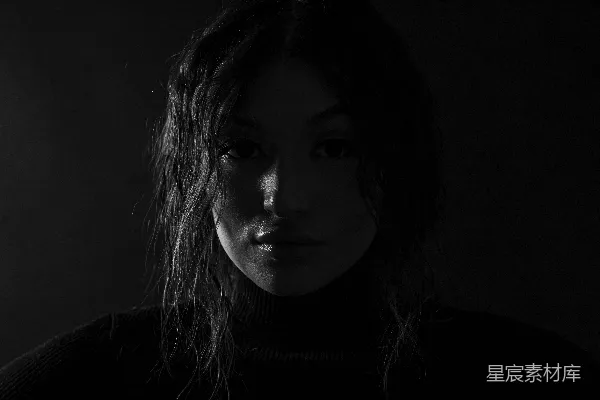 高清摄影 一个穿着黑白照片中一位留着长发的女人