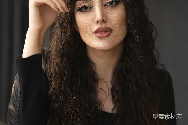 高清摄影 留着长 curly 发的妇女正在拍照。