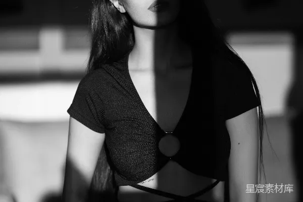 高清摄影 一个穿黑色上衣和牛仔短裤的女人