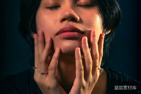 高清摄影 一个女人双手捂脸