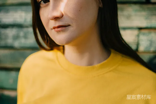 高清摄影 黄色圆领衫的女人
