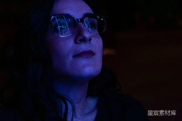 高清摄影 戴眼镜女性的特写摄影