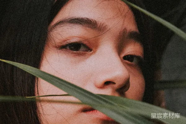 高清摄影 草丛后的女人