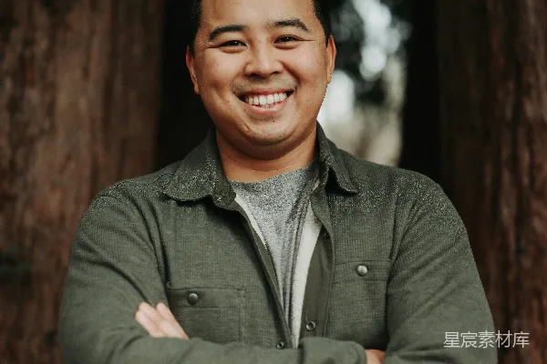 高清摄影 一个男人站在一排树前面