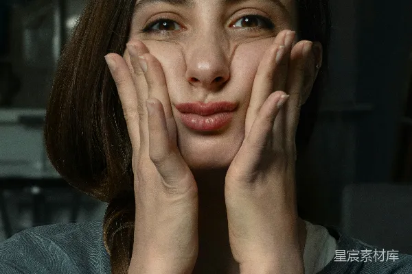 高清摄影 一个女人双手捂脸