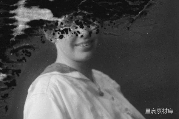 高清摄影 黑白照片中的一个女人的头部在水中