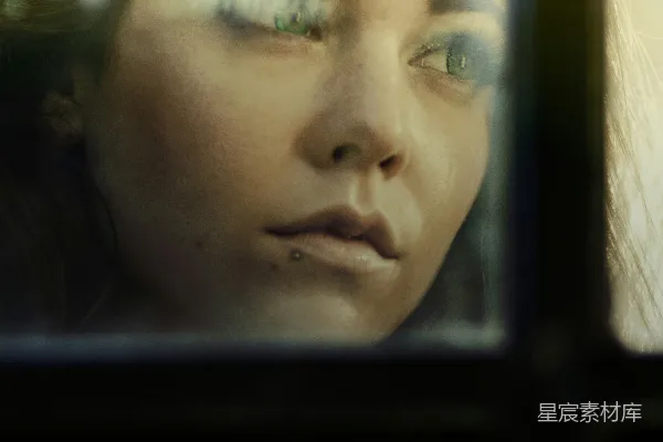 高清摄影 一个女人闭上眼睛望着窗外。
