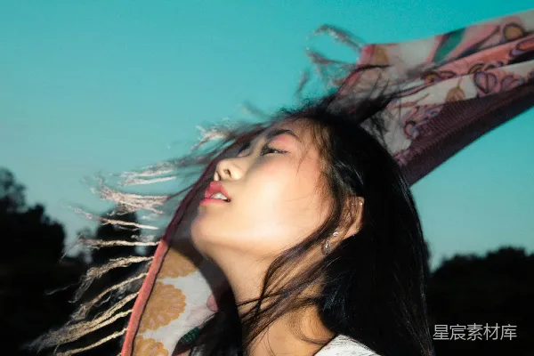 高清摄影 白衬衣和红色条纹的女子