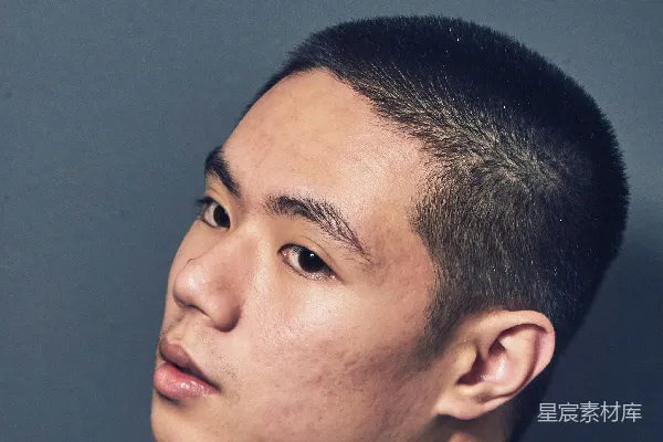 高清摄影 一个穿蓝色衬衫的男人侧目看向一边