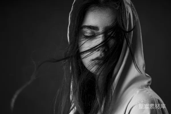 高清摄影 一位闭眼的妇女黑白照片