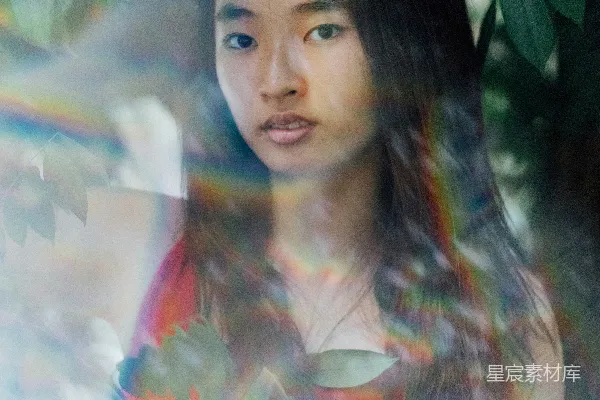 高清摄影 女性站在绿色植物旁边