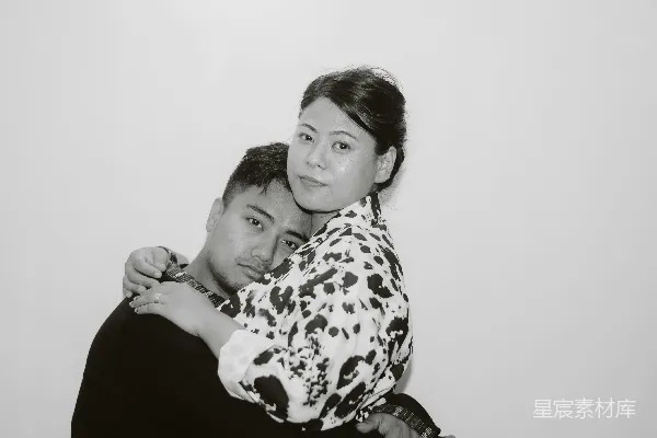 高清摄影 白黑豹纹图案上衣的女人抱着婴儿