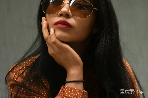 高清摄影 一个穿polka dot图案上衣和太阳镜的女人