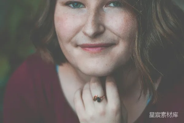 高清摄影 红衣女子微笑直视前方