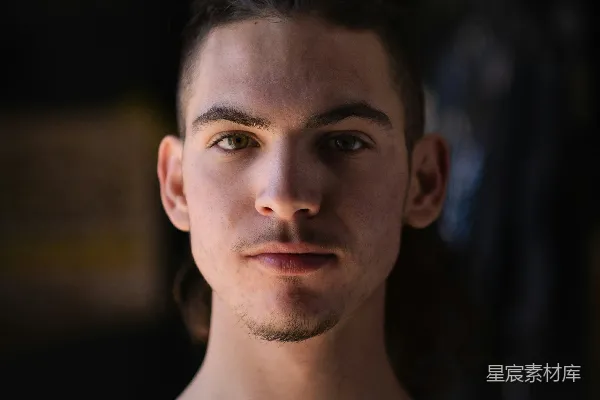 高清摄影 一个留着马尾的男人站在镜子前