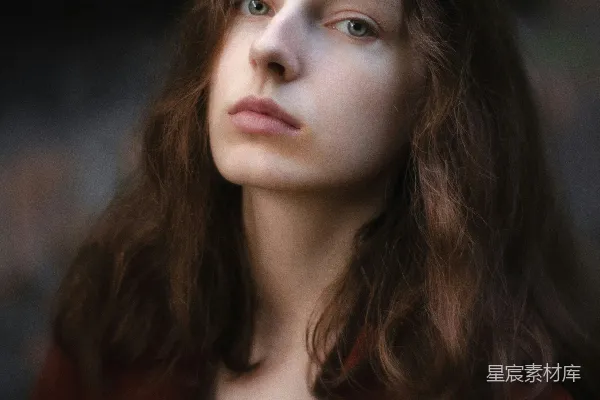 高清摄影 一个长发的女性穿着红色夹克
