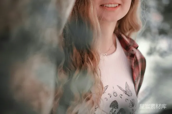 高清摄影 戴着眼镜的女人站在一棵树旁边