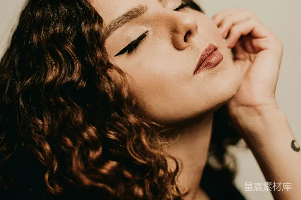 高清摄影 一个留着卷发的女子正在拍照。