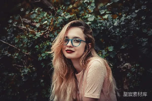 高清摄影 女人站在一旁的绿色灌木丛旁