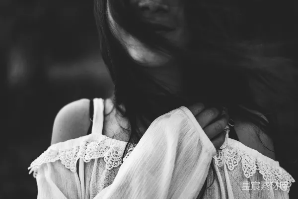 高清摄影 身穿冷肩上衣的女人