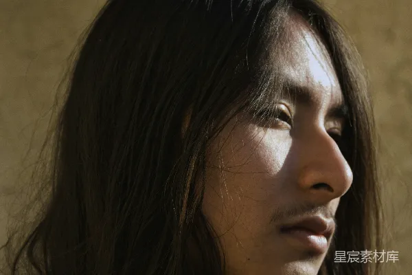 高清摄影 光头男人站在棕褐色混凝土墙边
