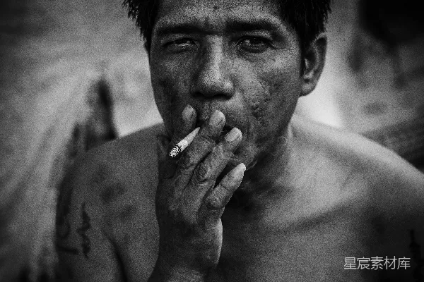 高清摄影 男士抽电子烟
