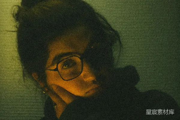 高清摄影 戴着眼镜的女子正在拍照。